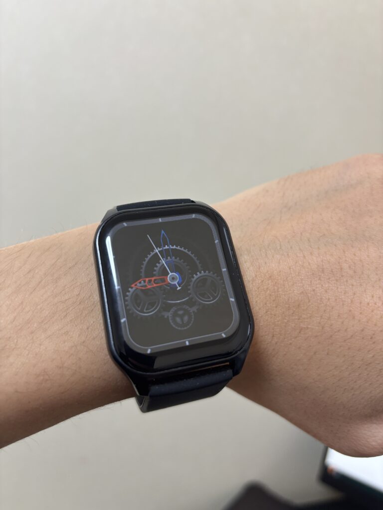 R8を実際に腕につけてみた画像